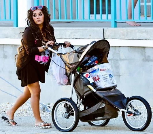 Gwiazda amerykańskiego reality show "Jersey Shore," Snooki, wywołała skandal pchając dziecięcy wózek z zakupami na 4 lipca. Należy dodać, że Snooki jest w ciąży, a w wózku jest piwo.