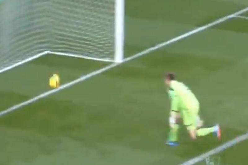 Artur Boruc powielił w sobotę osławiony błąd Tomasza Kuszczaka sprzed lat.