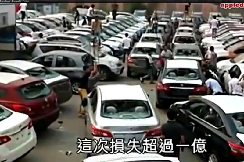 Chińczycy niszczący japońskie samochody