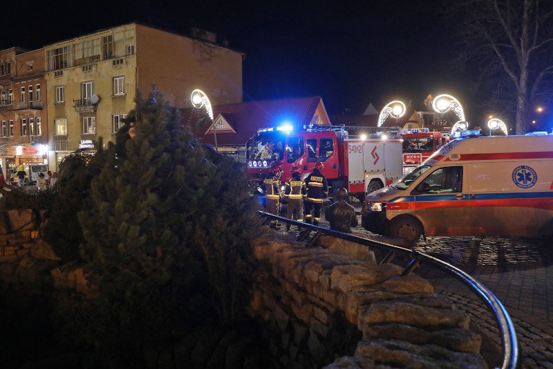Świąteczna choinka przewróciła się na Krupówkach, trzy osoby są poszkodowane.
