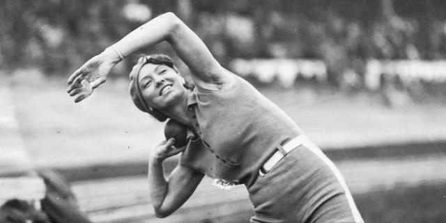 Halina Konopacka zdobyła złoty medal na pierwszej Olimpiadzie z udziałem kobiet w Amsterdamie.
