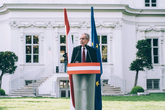 Alexander Van Der Bellen nie może cieszyć się wygraną w wyborach prezydenckich. Austriacki TK uznał wynik za nieważny.