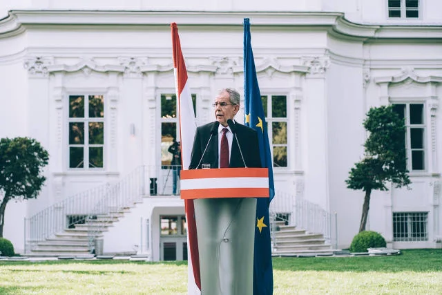 Alexander Van Der Bellen nie może cieszyć się wygraną w wyborach prezydenckich. Austriacki TK uznał wynik za nieważny.