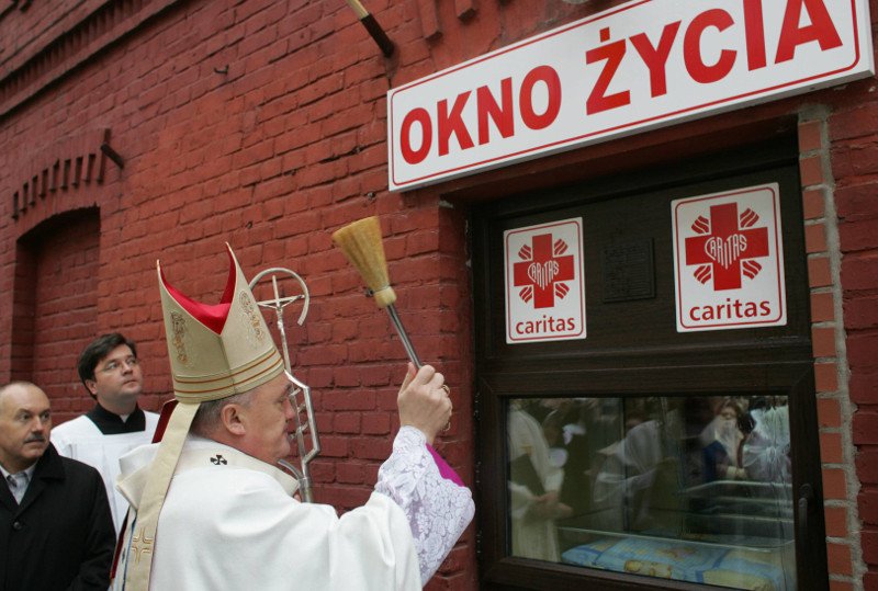 Okno życia przy ulicy Hożej w Warszawie.