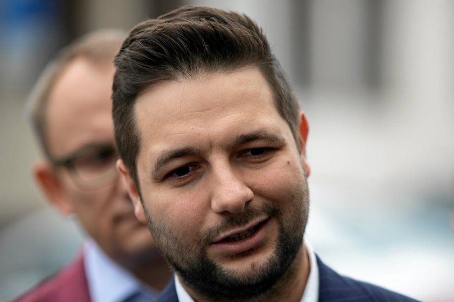 Patryk Jaki przekonuje, że jeździ po Warszawie na warszawskich "blachach".