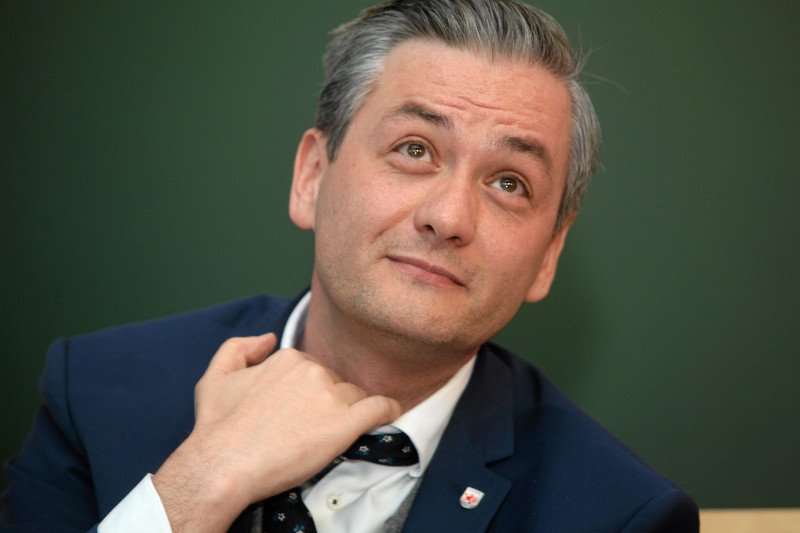 Biedroń Wszechmogący? Szóstka w Lotto, 5 tys. żarówek od Ikei, a teraz jeszcze znaleźli w Słupsku... 20 ton bursztynu