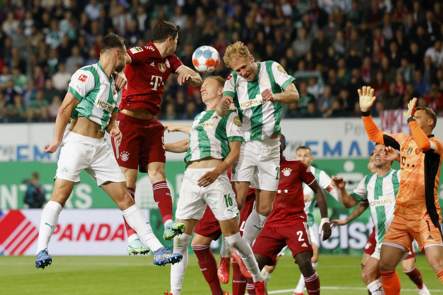 Robert Lewandowski starał się jak mógł, ale nie trafił do bramki Greuthera Fuerth