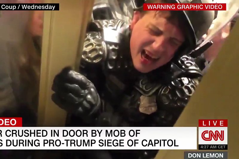 Stacja CNN ujawniła nagranie, które pokazuje, jak bardzo brutalni byli zwolennicy Donalda Trumpa wobec policjantów.