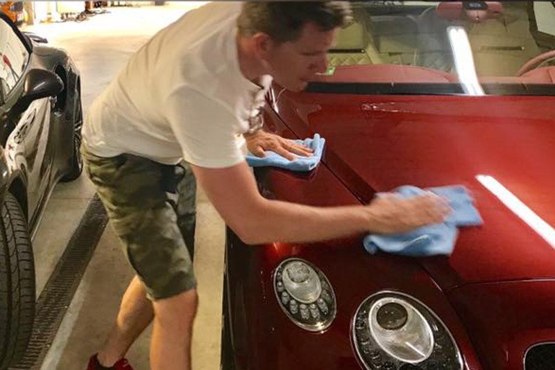 "Chcielibyście widzieć miny tych ludzi". Chajzer zaszokował w myjni, a teraz czeka na przelewy. Na szczytny cel.