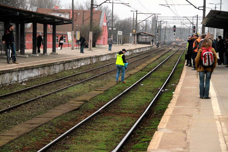 Pociąg potrącił 27-latka. W mieszkaniu znaleziono zwłoki jego matki i ranną siostrę.
