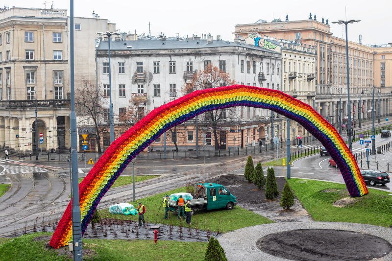 Tęcza znika z pl. Zbawiciela. Ma tam powrócić w maju.