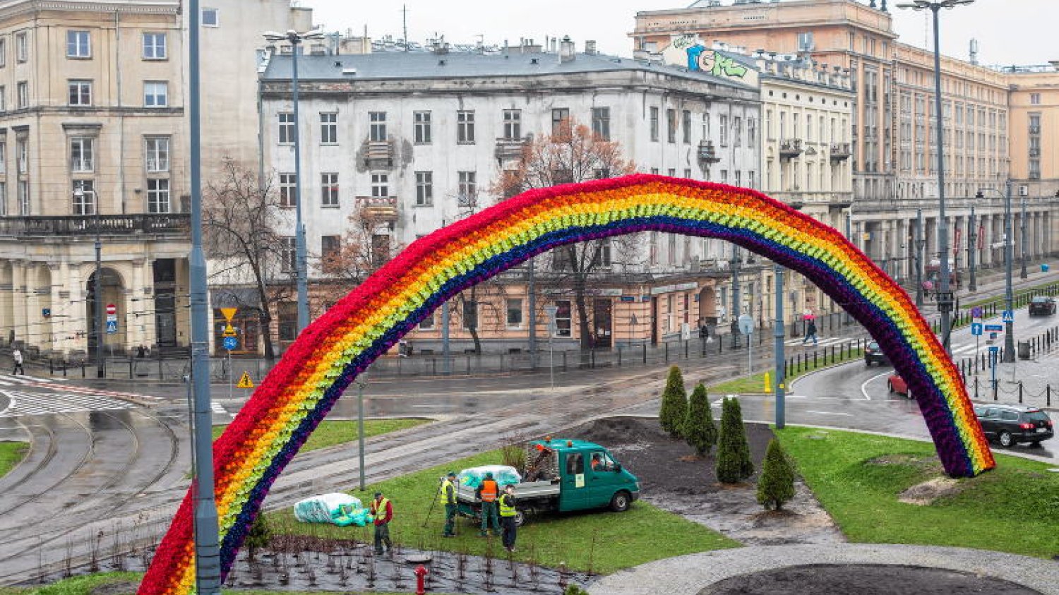 Tęcza znika z pl. Zbawiciela. Ma tam powrócić w maju.