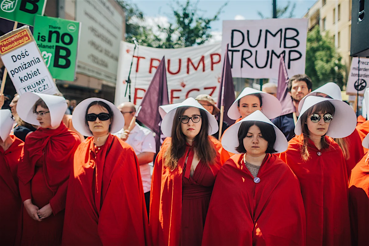 Happening Podręcznych, które protestują przeciwko seksistowskiej polityce Trumpa, przyciągnął uwagę mediów.
