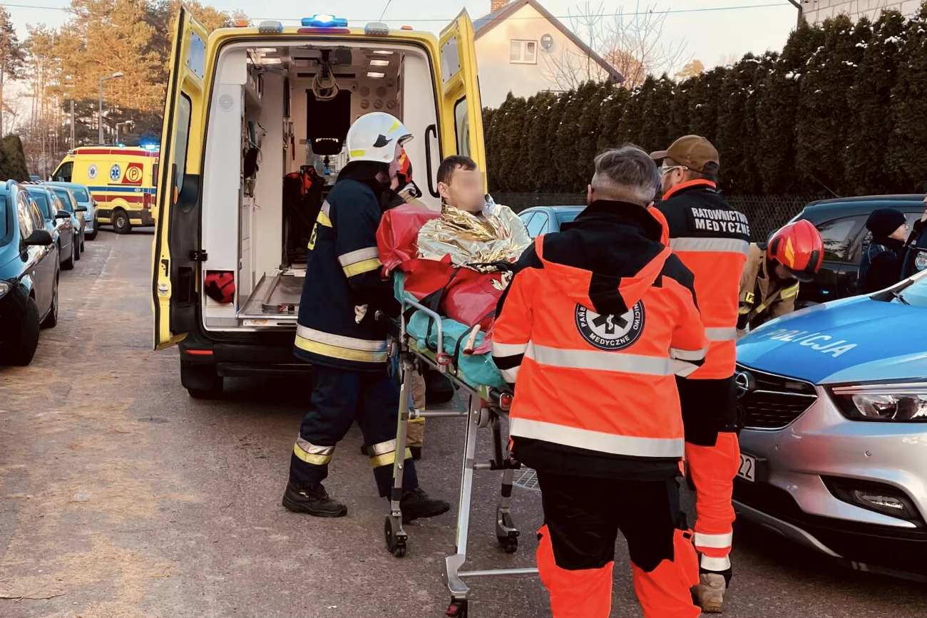 Wstrząsająca relacja świadków ataku nożownika w szkole w Kadzidle. "Wyskoczyłem przez okno"