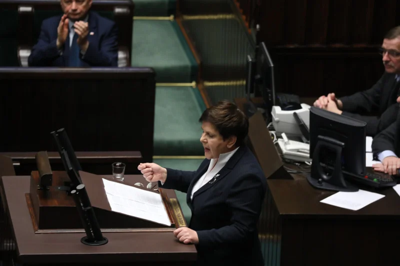 Beata Szydło jak lew broniła z mównicy sejmowej nagród przyznanych sobie i ministrom poprzedniego rządu. Prezes PiS nie jest chyba zadowolony z takiego obrotu sprawy.
