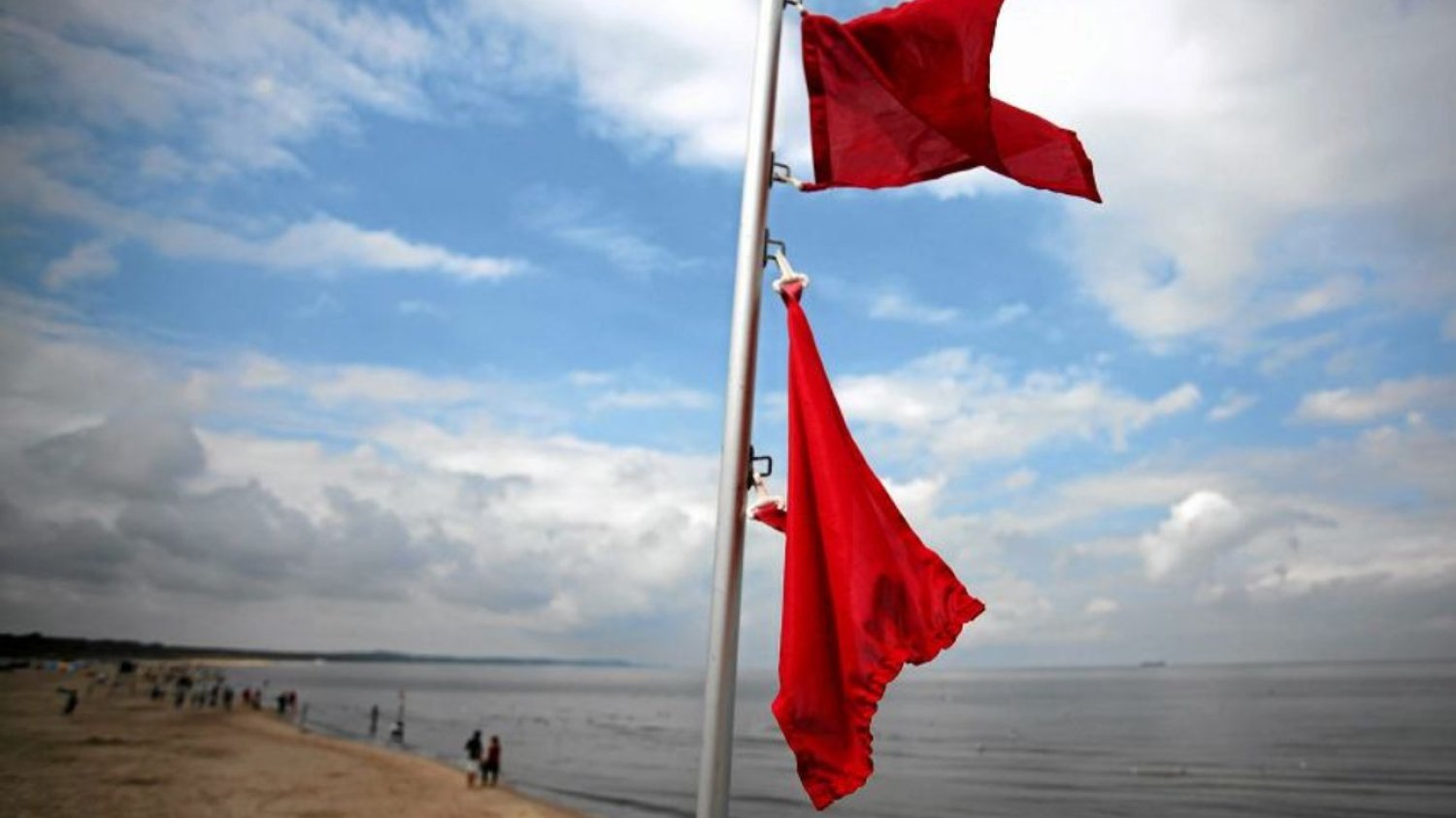 Sinice w Bałtyku, czerwone flagi na plażach. Po kąpieli możesz stracić zdrowie i pieniądze