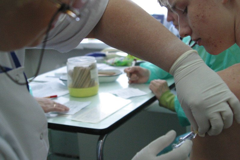 Szczepienie przeciwko meningokokom jest w Polsce zalecane.