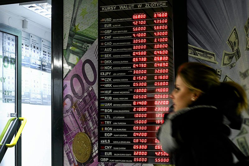 Problemy osób spłacających kredyty w rekordowo drogim franku nie budzą współczucia większości Polaków.