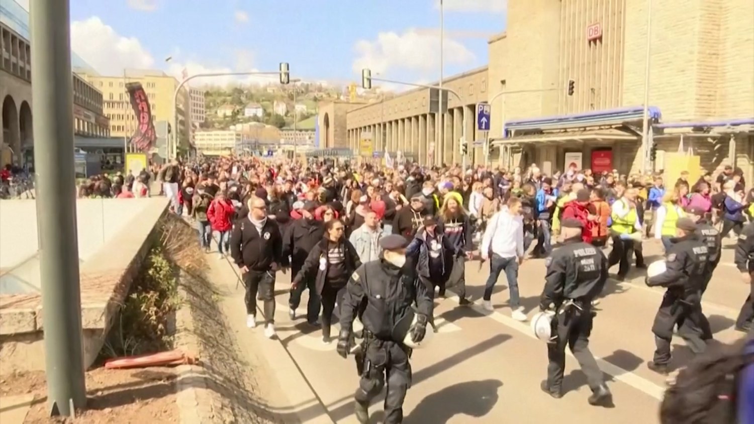 Wielotysięczna demonstracja w Stuttgarcie przeciwko obostrzeniom w pandemii.