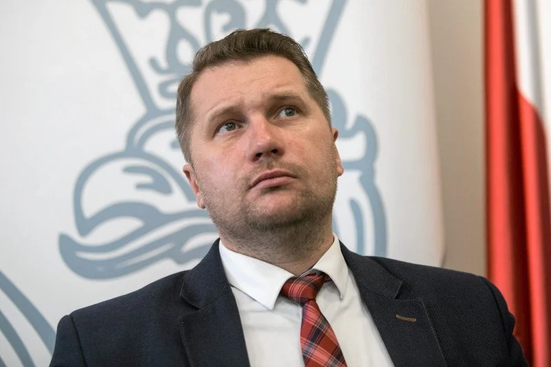 Przemysław Czarnek zaznaczył podczas rozmowy z Onetem, że jego zdaniem w szkołach aktualnie nie ma wysokiej transmisji wirusa COVID-19.