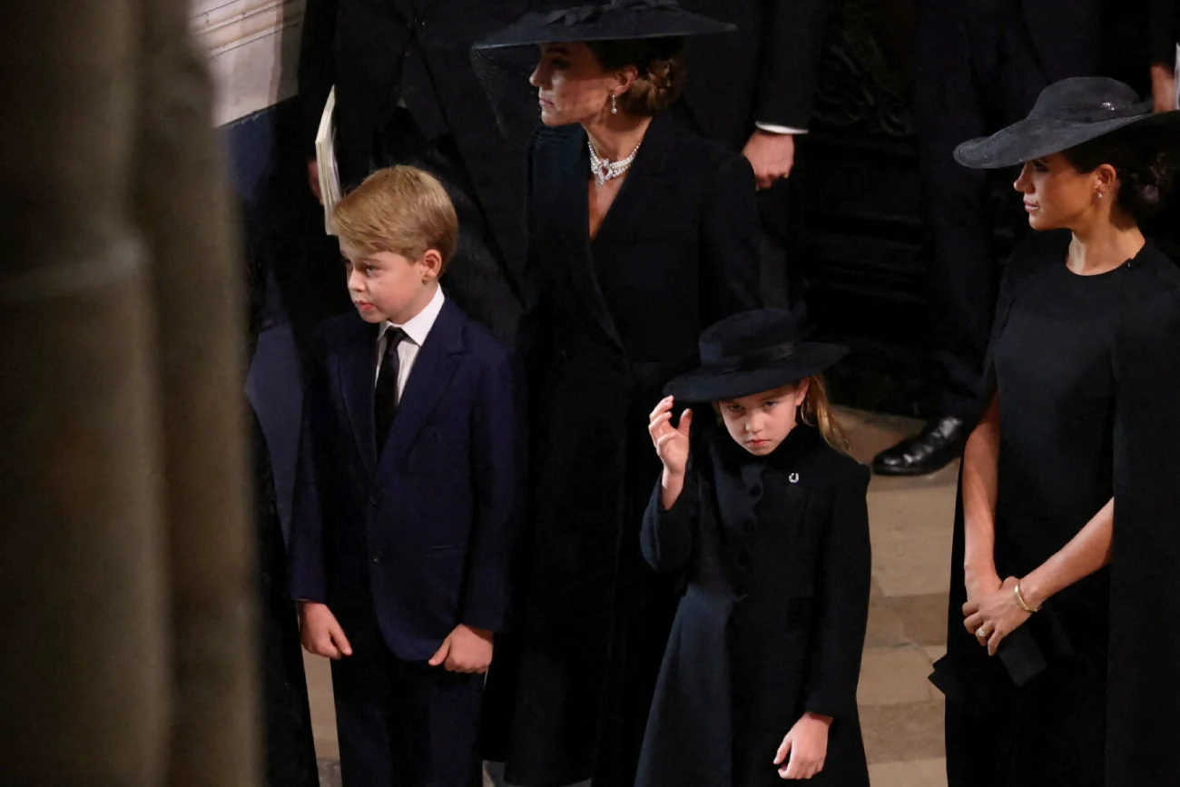 Książę George i księżniczka Charlotte na pogrzebie królowej