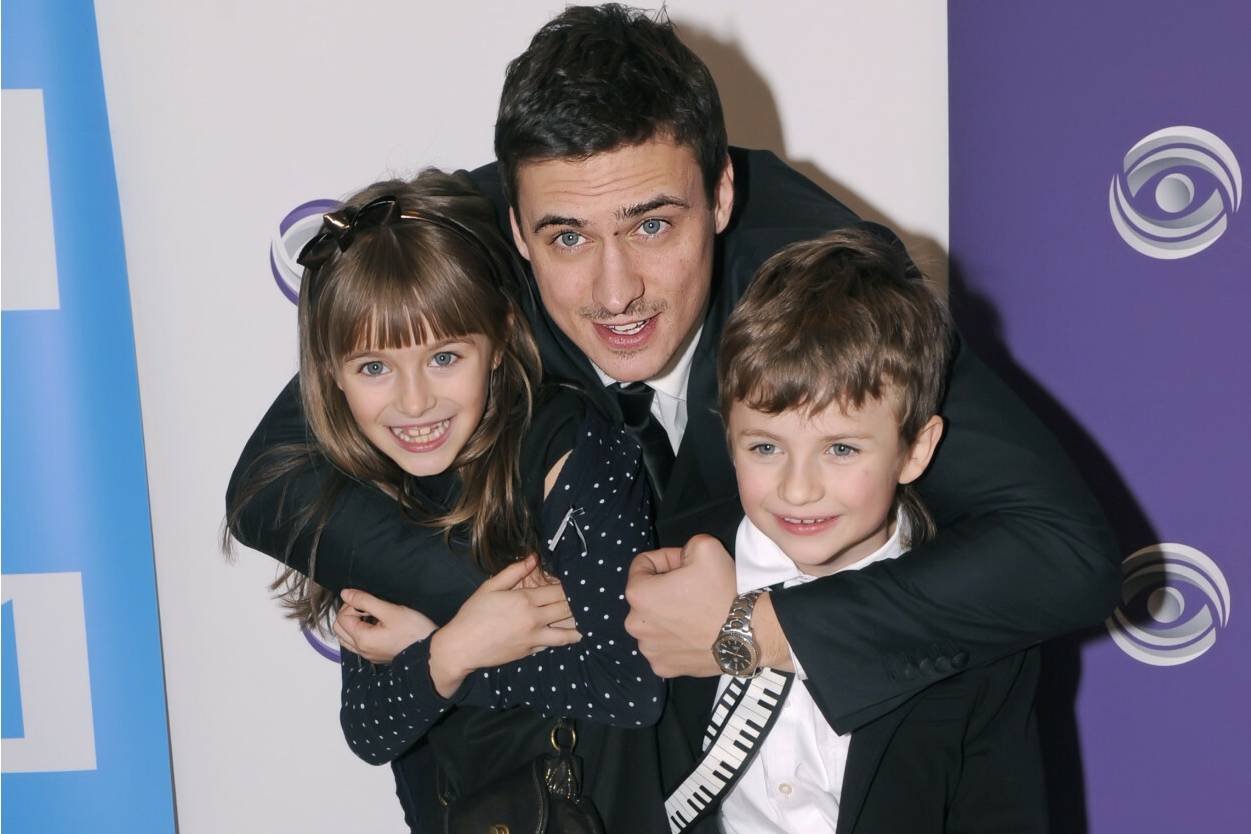 2010 rok, aktorzy serialu "Chichot losu" - Mateusz Damięcki, Natalia Keber i Jakub Jankiewicz