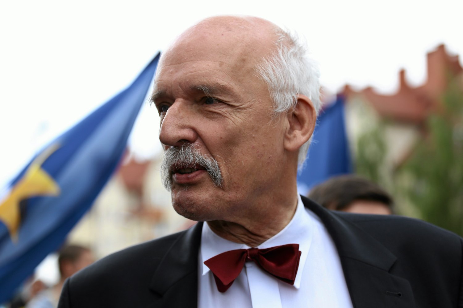Janusz Korwin-Mikke porównał w swoim najnowszym felietonie imigrantów do bezdomnych psów. Tygodnik "Angora" odrzucił tekst.