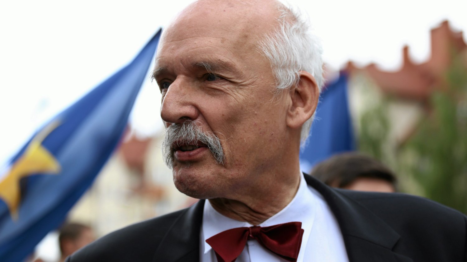 Janusz Korwin-Mikke porównał w swoim najnowszym felietonie imigrantów do bezdomnych psów. Tygodnik "Angora" odrzucił tekst.