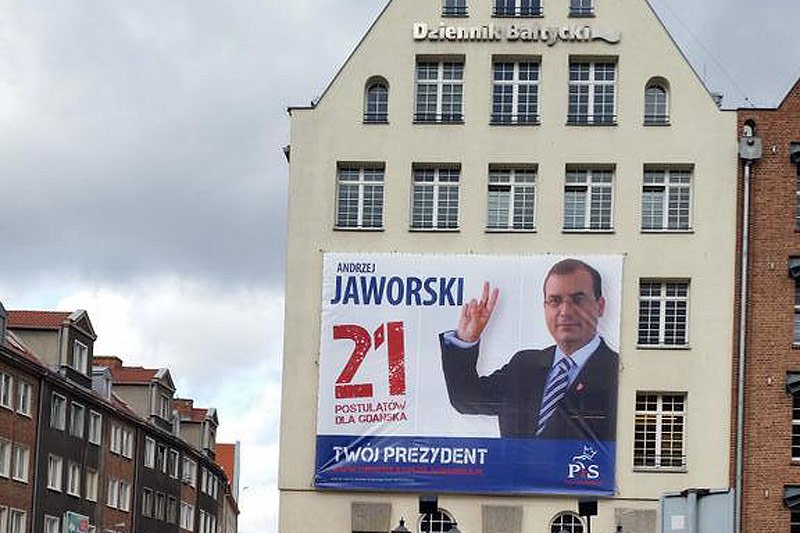 Wielkopowierzchniowa reklama kampanii Andrzeja Jaworskiego na jednej z kamieniczek przy Targu Drzewnym w Gdańsku.