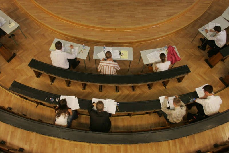 Jak kupić zdanie egzaminu? Trzeba mieć dobre znajomości albo poszukać w sieci