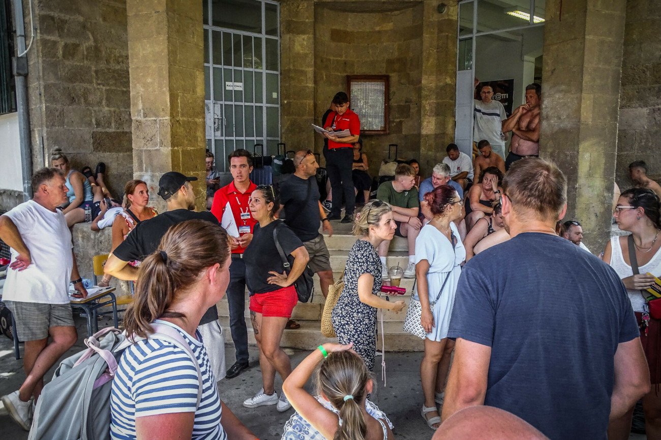 Wiceszef MSZ powiedział, co dalej z Polakami przebywającymi na Rodos