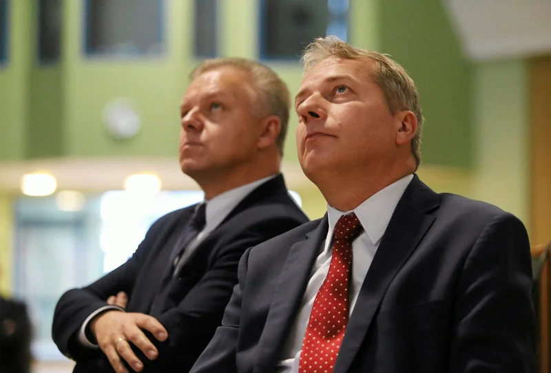 Marszałek Wojciech Saługa z PO (po prawej) jest krytykiem pomysłu nowego województwa.
