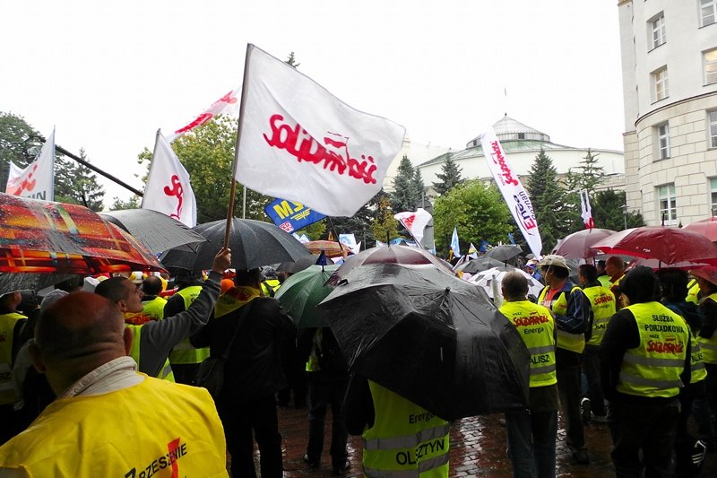 Warszawa zablokowana przez protesty związkowców. Zobacz, którędy nie przejedziesz