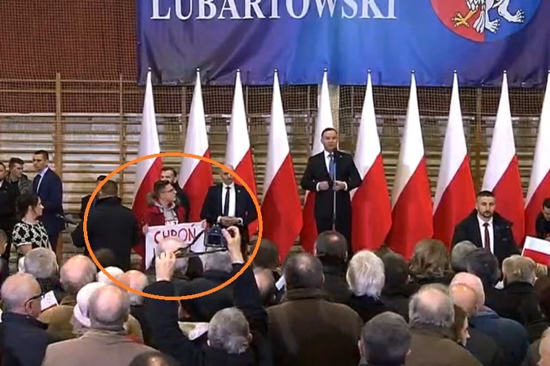 W Lubartowie chłopak z transparentem chciał się przedostać bliżej Andrzeja Dudy. Prezydent wkroczył do akcji.