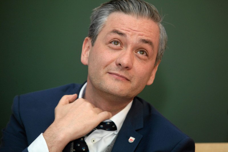 Dzięki prezydentowi Robertowi Biedroniowi do grona debatujących mężczyzn dołączyła kobieta.