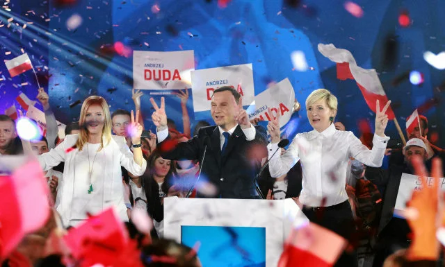 Andrzeja Dudę wsparły na scenie jego córka i żona