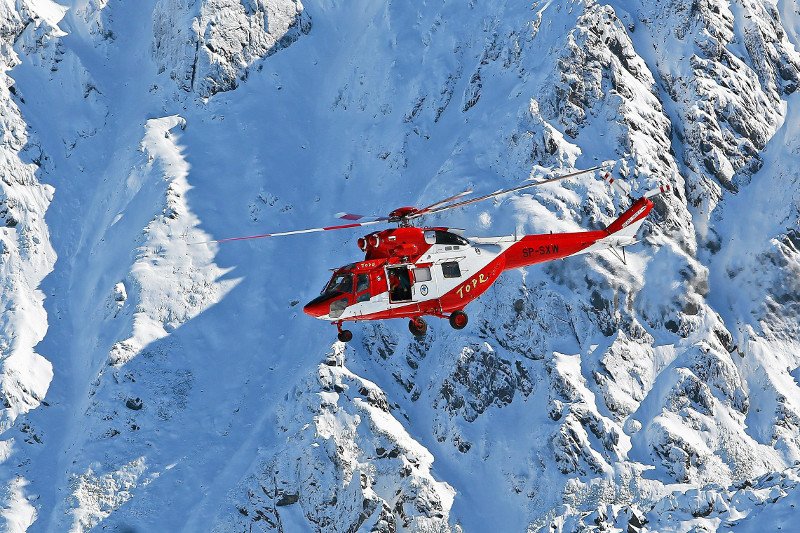 Ratownicy TOPR musieli ratować turystów, którzy noc spędzili w własnoręcznie wykopanej jamie. Rano mieli odmrożenia.