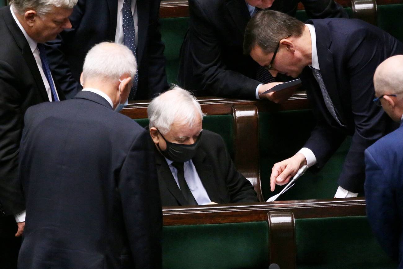 Sondaż Kantar Public potwierdza trend spadkowy w poparciu dla Prawa i Sprawiedliwości. Na zdjęciu prezes PiS Jarosław Kaczyński i premier Mateusz Morawiecki w otoczeniu współpracowników.
