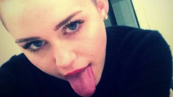 Nie można zapomnieć o wschodzącej gwiazdce pop Miley Cyrus (nazywanej niekiedy "królową selfies"), która w trakcie obfitującego w skandale i sukcesy roku 2013 bardzo chętnie wrzucała do sieci swoje autoportrety.