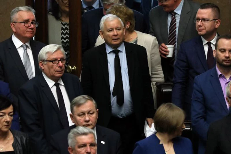 Jakie poparcie mają PiS, PO i inne partie? Ujawniono wyniki najnowszego sondażu.