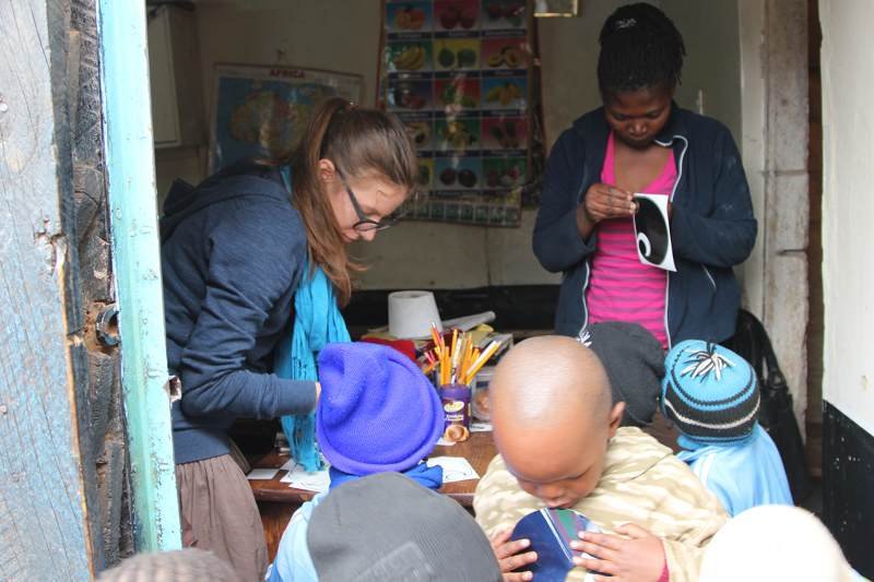 Anita Kawecka uczy w Nairobi, w szkole w slumsach