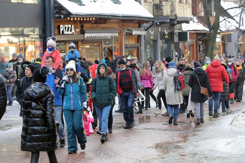 33,7 proc. Polaków oczekuje od rządu utrzymania obostrzeń pandemicznych na obecnym poziomie.