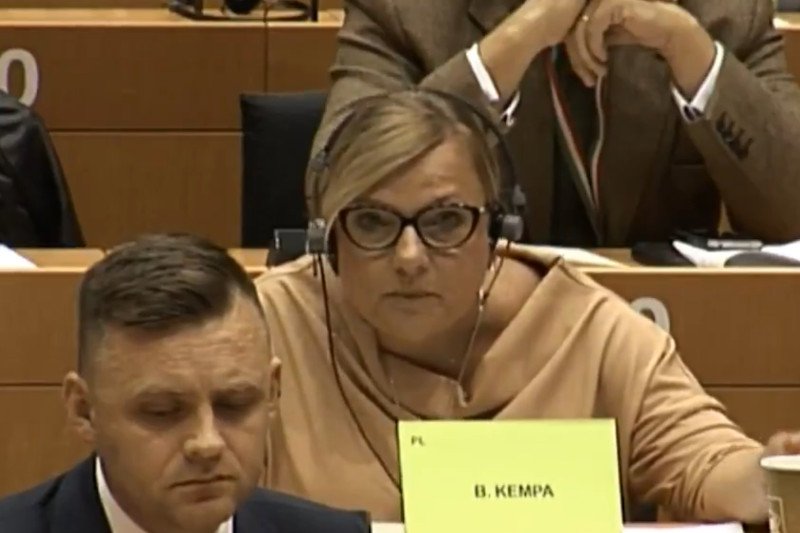 Beata Kempa "popisała się" podczas obrad na temat praworządności. Porównała Fransa Timmermansa do sowieckich komisarzy.