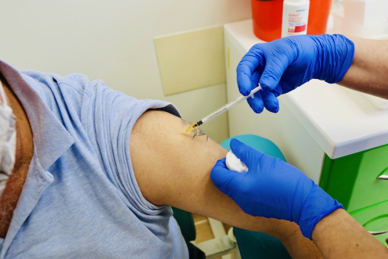 Mimo wzrostu zakażeń koronawirusem, nie widać większego zainteresowania szczepieniami na COVID-19.