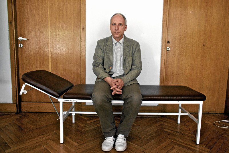 "Wypróbowałem na sobie wszystkie leki na chorobę Parkinsona". Kuba Sienkiewicz mówi o swoich uzależnieniach