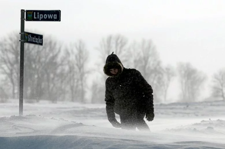 Zima nie zamierza tak łatwo odpuszczać. Dzisiaj i w weekend trzeba znów założyć grubsze płaszcze.