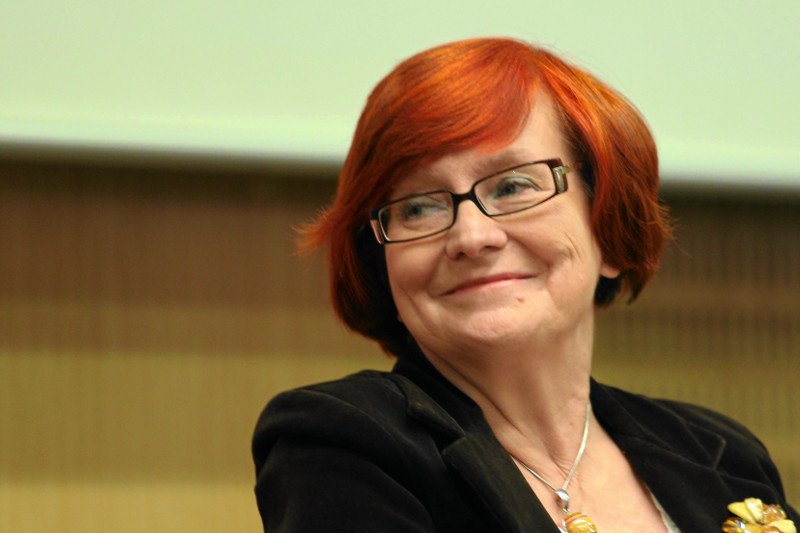 Jestem za spokojnym propagowaniem żeńskich form i nazw zawodów w ramach powolnej ewolucji naszego myślenia o równości płci - mówi prof. Fuszara.