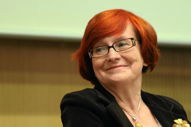 Jestem za spokojnym propagowaniem żeńskich form i nazw zawodów w ramach powolnej ewolucji naszego myślenia o równości płci - mówi prof. Fuszara.