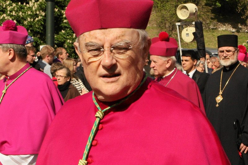 Abp Henryk Hoser wzywa do obrony "ściganego" prof. Bogdana Chazana.
