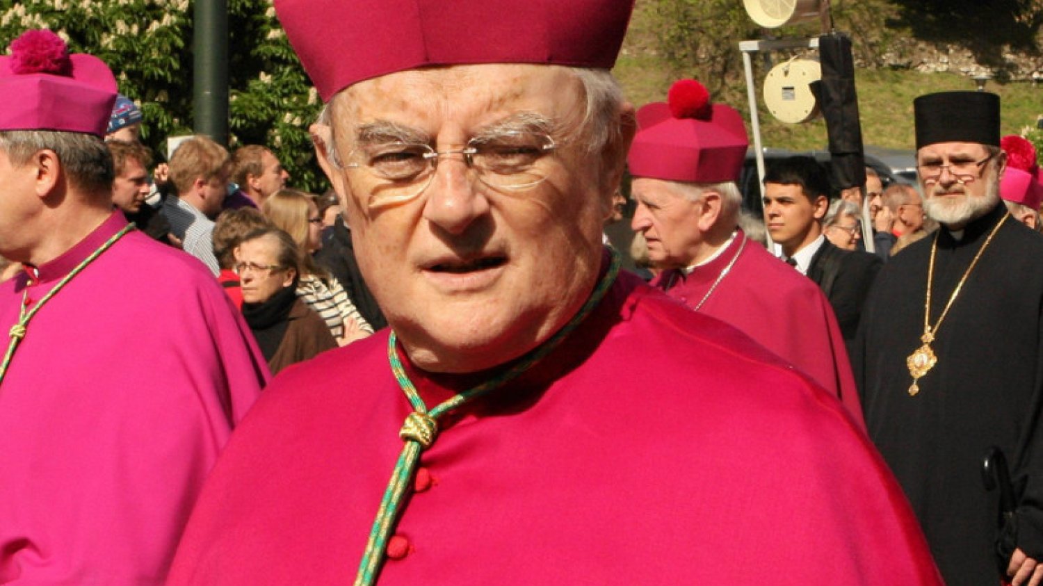 Abp Henryk Hoser wzywa do obrony "ściganego" prof. Bogdana Chazana.